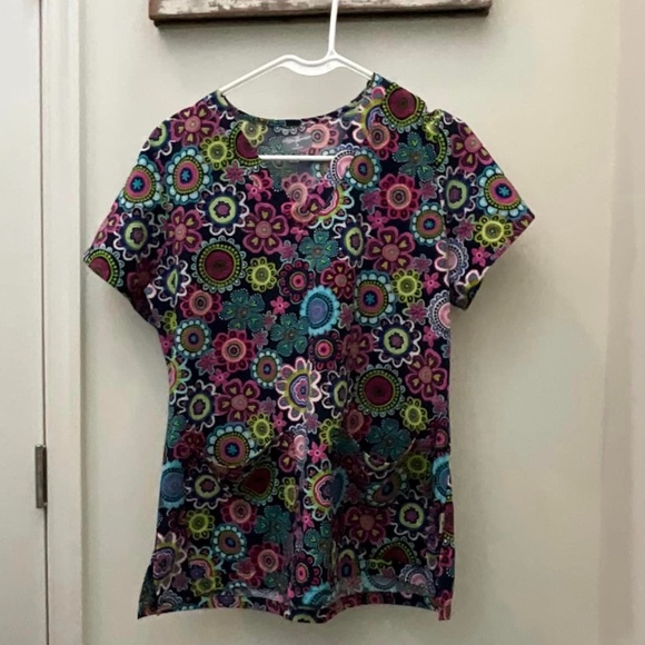 Ava Therese Scrub Top Multi color flowers/designs size Medium - Picture 1 of 1